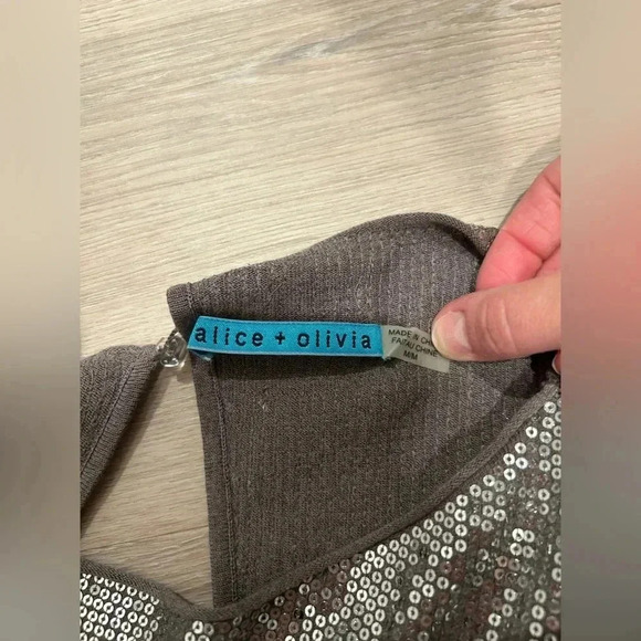 ALICE + OLIVIA Grey Extended Shoulder Sweater / Size Medium / - Picture 7 of 10